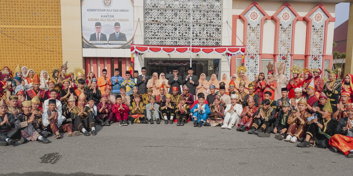 Kader Hatta Muda dalam busana adat